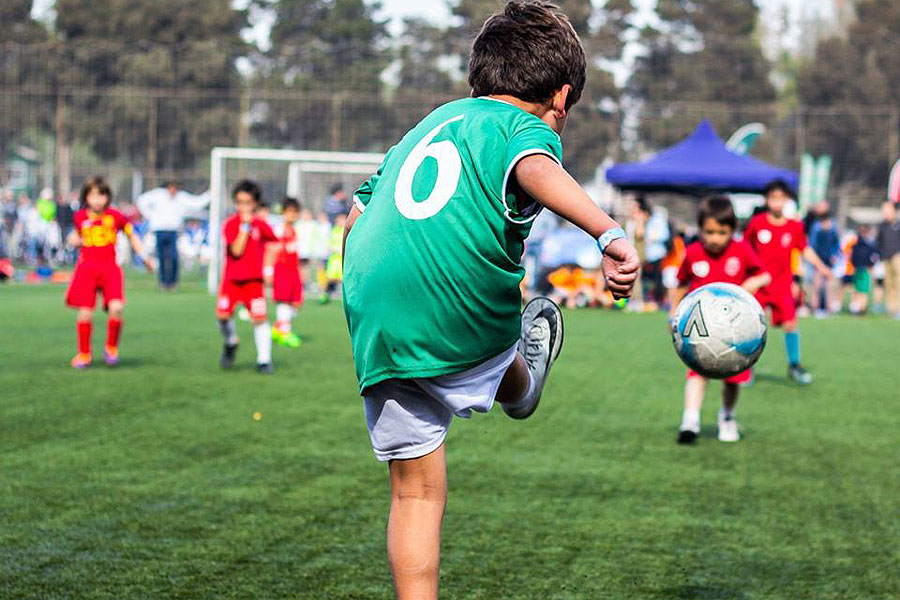 Estos son los beneficios de la práctica del fútbol en los niños - Lazos  Delagente