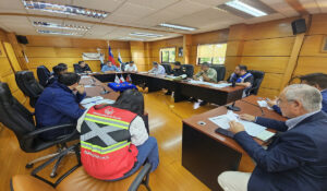 En la municipalidad de Pucon se reunieron para coordinar respuestas ante los riesgos de incendios forestales en la zona.