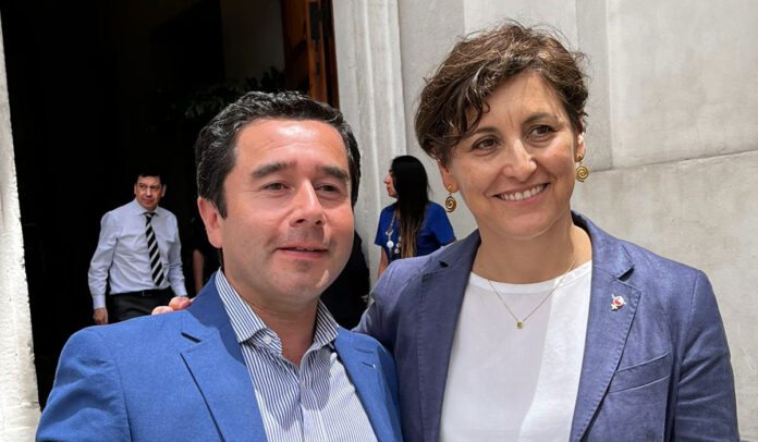 El alcalde de Cunco junto a la Ministra de Salud.