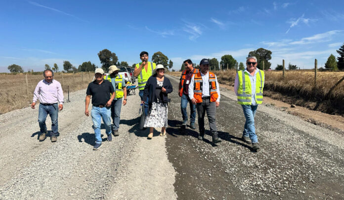 Habitantes del sector y representantes del ministerio de Obras Públicas recorren las obras de pavimentación que se están desarrollando en la comuna de Victoria