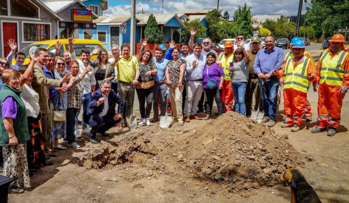 En el inicio de los trabajos participaron representantes del municipio y de otros servicios públicos, además de gran cantidad de habitantes de Capitán Pastene