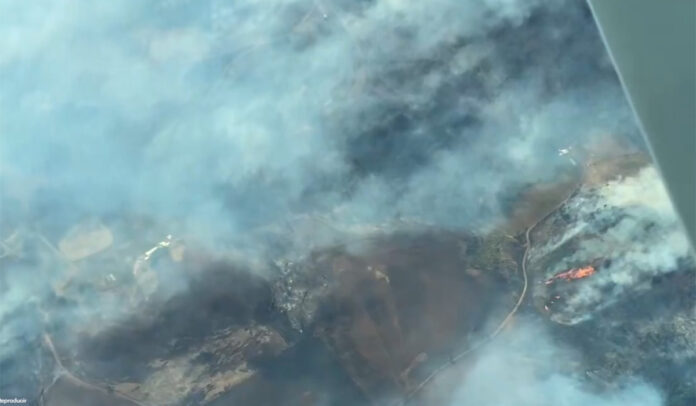 Desde un avión del Ejército de Chile en vuelo, se controla avance de los incendios en la Región de La Araucanía