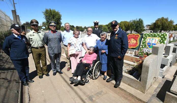 Descendientes del veterano. junto a autoridades civiles y militares durante el homenaje realizado en el camposanto temuquense